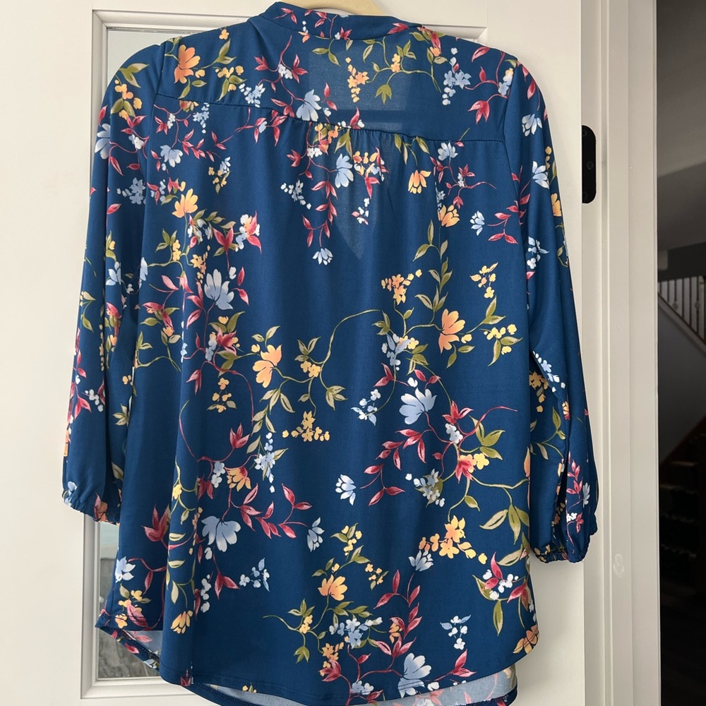 Fun 3/4 flowered top - Picture 2 of 2